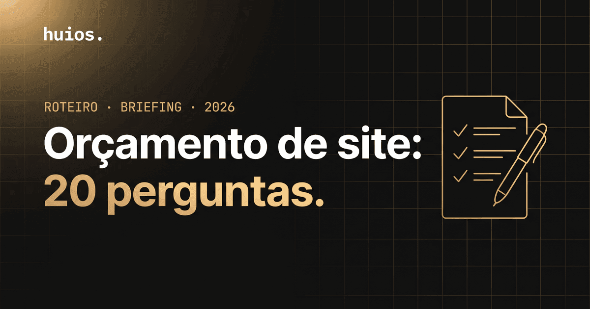 Capa do post Como pedir orçamento de site: fundo escuro com grid dourado, headline 'Orçamento de site: 20 perguntas' e documento de checklist com caneta em traço dourado